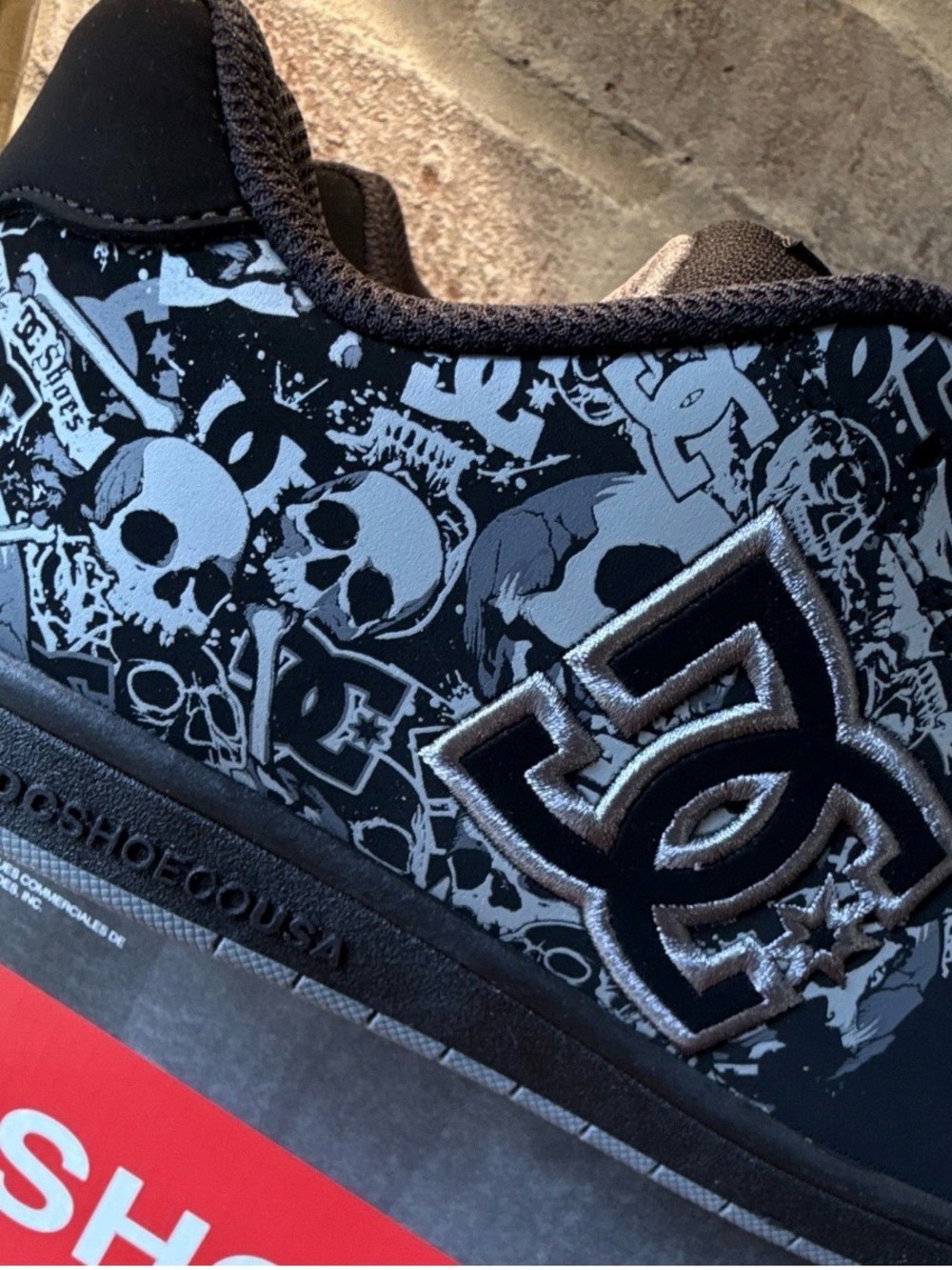DC Shoes Black Skull Graphic Skate Sneaker 8-8.5 Women or 7 Boys